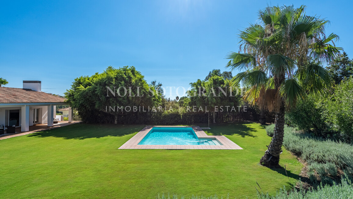 Elegante villa en La Reserva con vistas al campo de golf y una privacidad excepcional