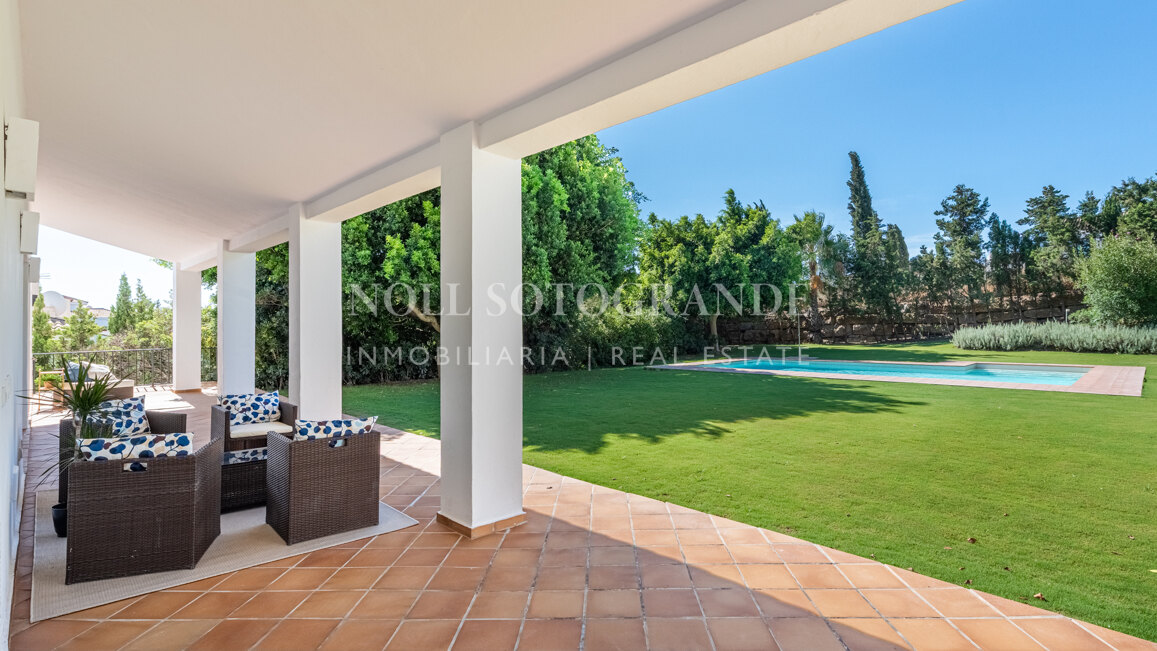Elegante villa en La Reserva con vistas al campo de golf y una privacidad excepcional
