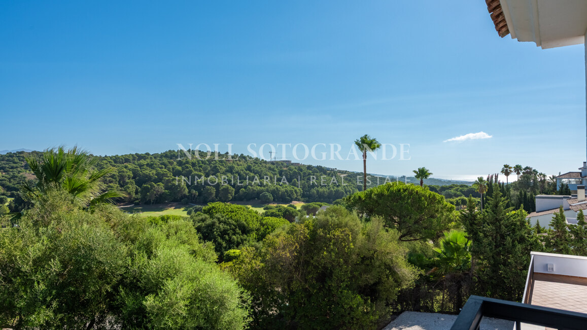 Elegante villa en La Reserva con vistas al campo de golf y una privacidad excepcional