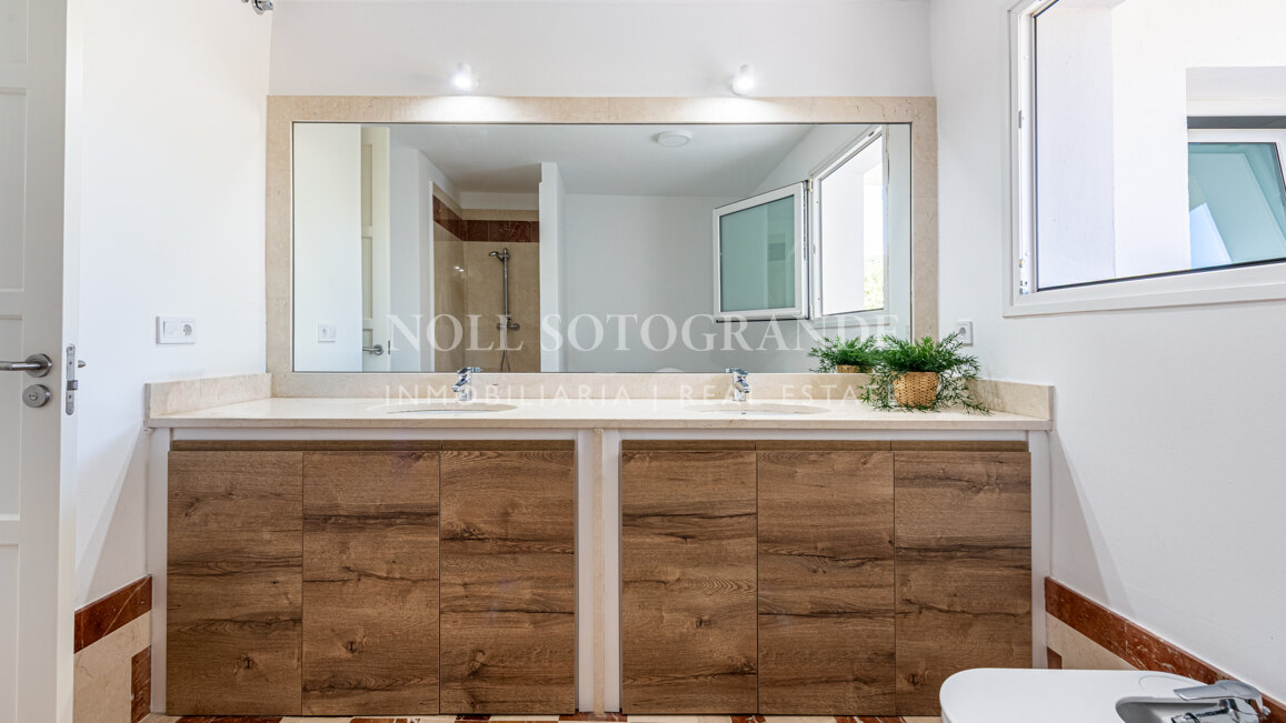 Elegante villa en La Reserva con vistas al campo de golf y una privacidad excepcional