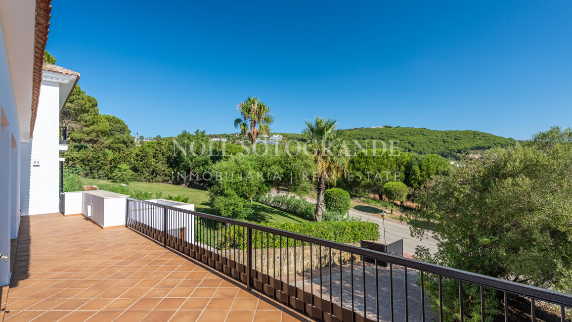 Elegante villa en La Reserva con vistas al campo de golf y una privacidad excepcional