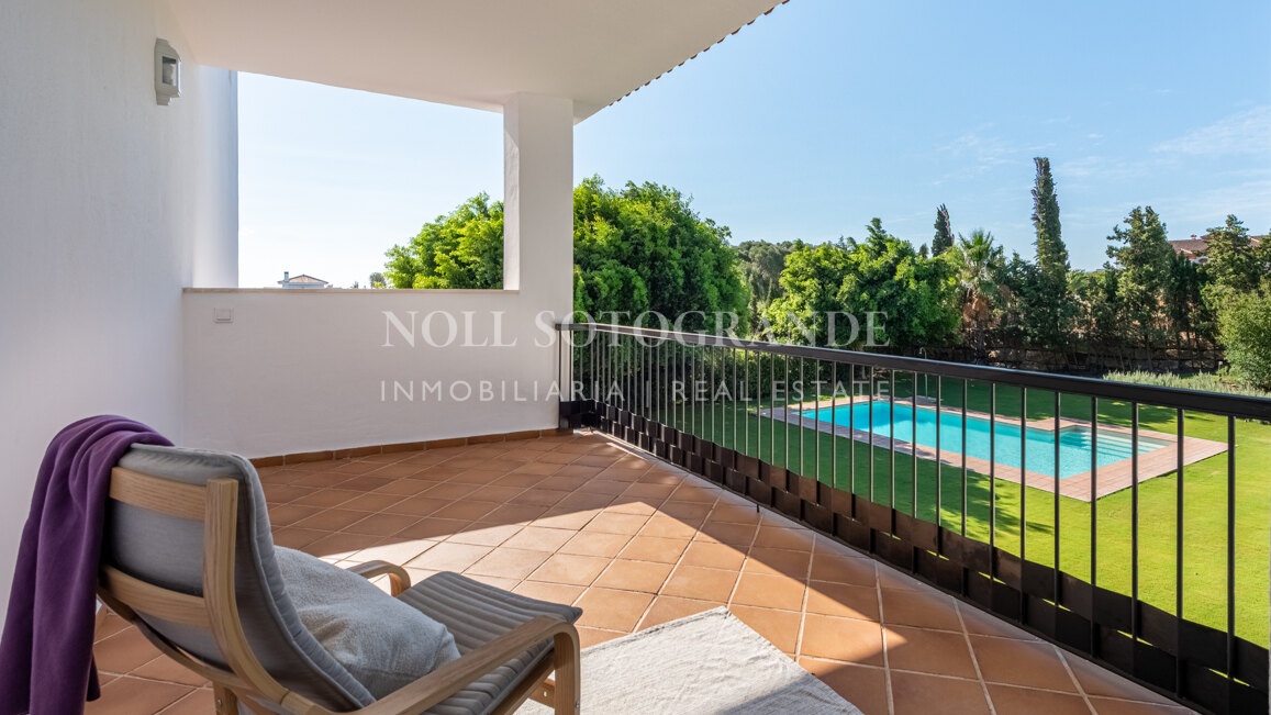 Elegante villa en La Reserva con vistas al campo de golf y una privacidad excepcional