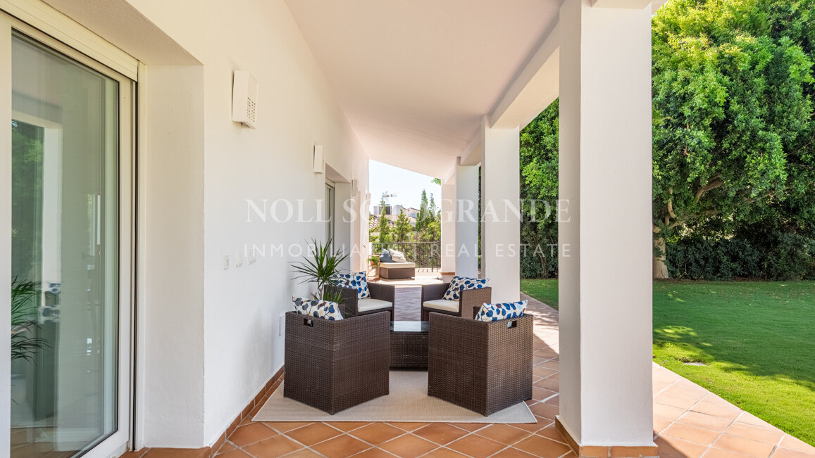 Elegante villa en La Reserva con vistas al campo de golf y una privacidad excepcional