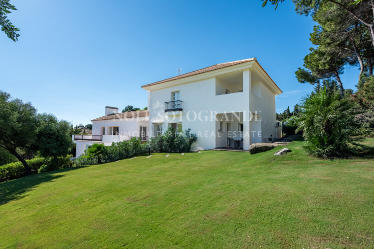 Elegante villa en La Reserva con vistas al campo de golf y una privacidad excepcional