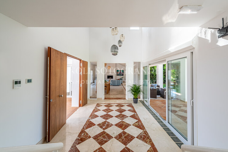 Elegante villa en La Reserva con vistas al campo de golf y una privacidad excepcional