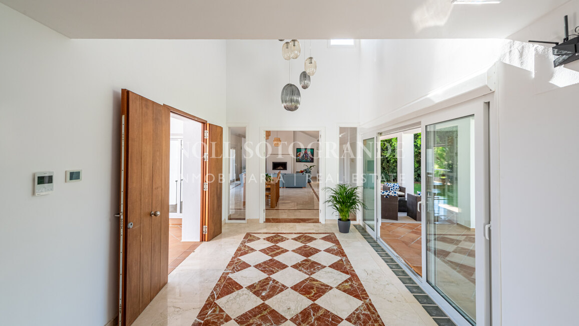 Elegante villa en La Reserva con vistas al campo de golf y una privacidad excepcional
