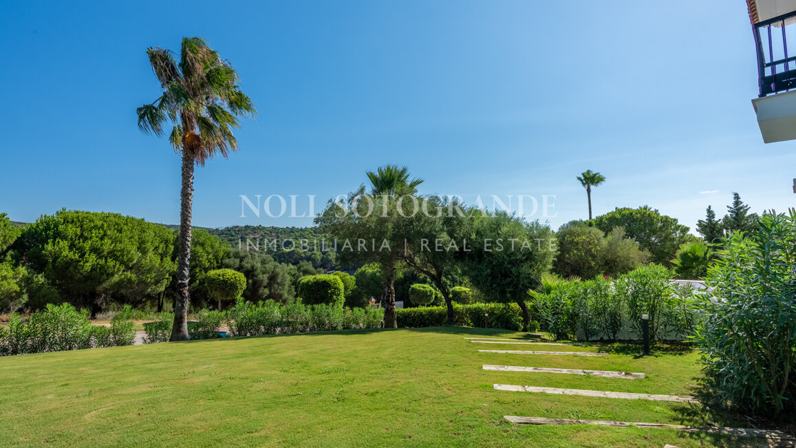 Elegante villa en La Reserva con vistas al campo de golf y una privacidad excepcional