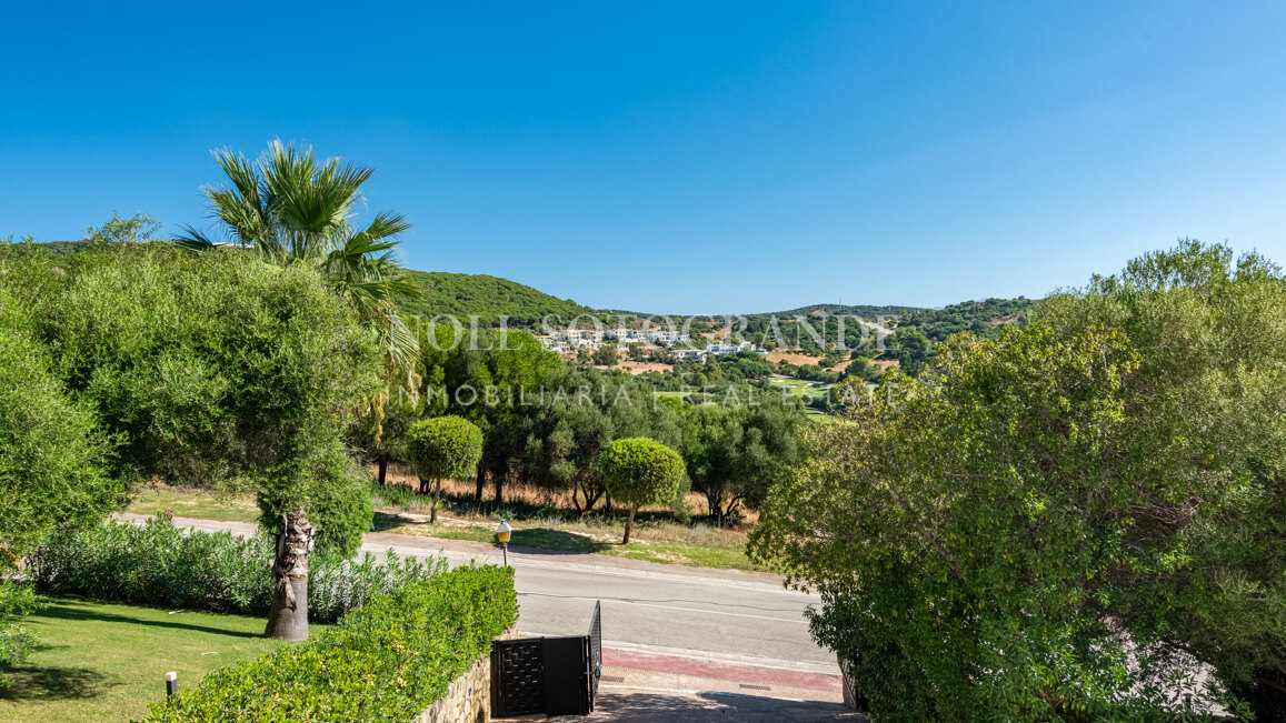 Elegante villa en La Reserva con vistas al campo de golf y una privacidad excepcional