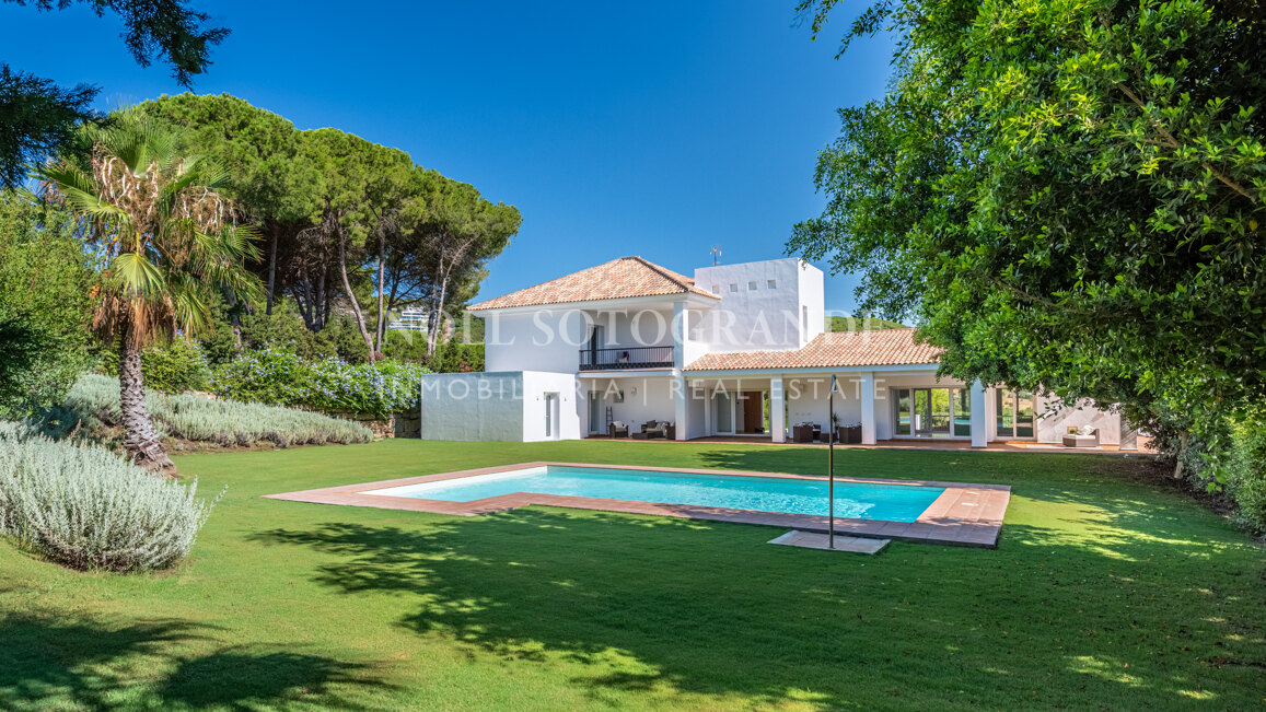 Elegante villa en La Reserva con vistas al campo de golf y una privacidad excepcional