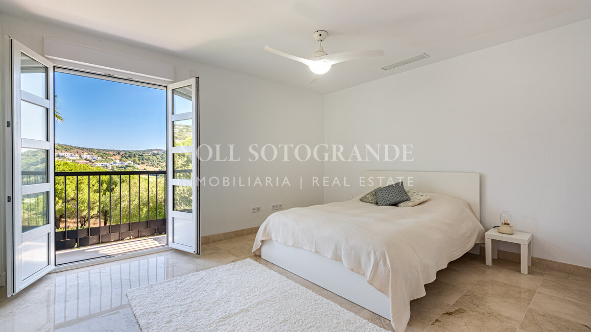 Elegante villa en La Reserva con vistas al campo de golf y una privacidad excepcional