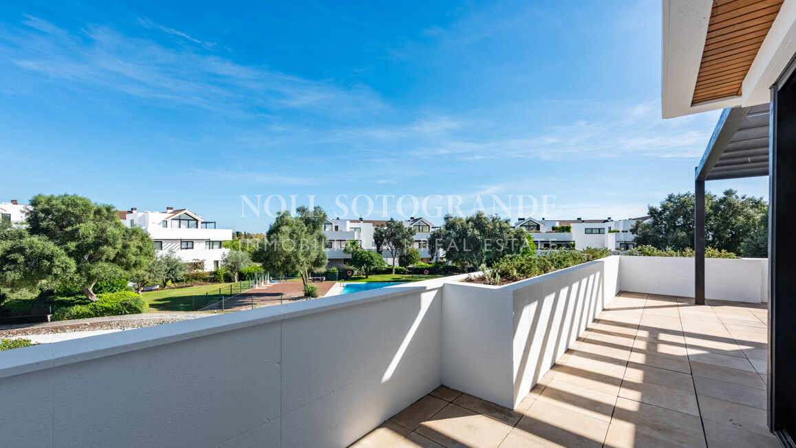 Großes Penthouse unmöbliert zu vermieten in Hacienda Valderrama