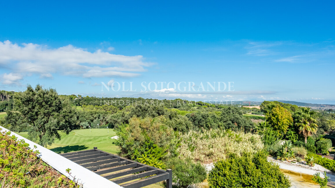 Großes Penthouse unmöbliert zu vermieten in Hacienda Valderrama