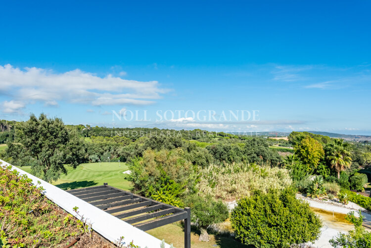 Großes Penthouse unmöbliert zu vermieten in Hacienda Valderrama