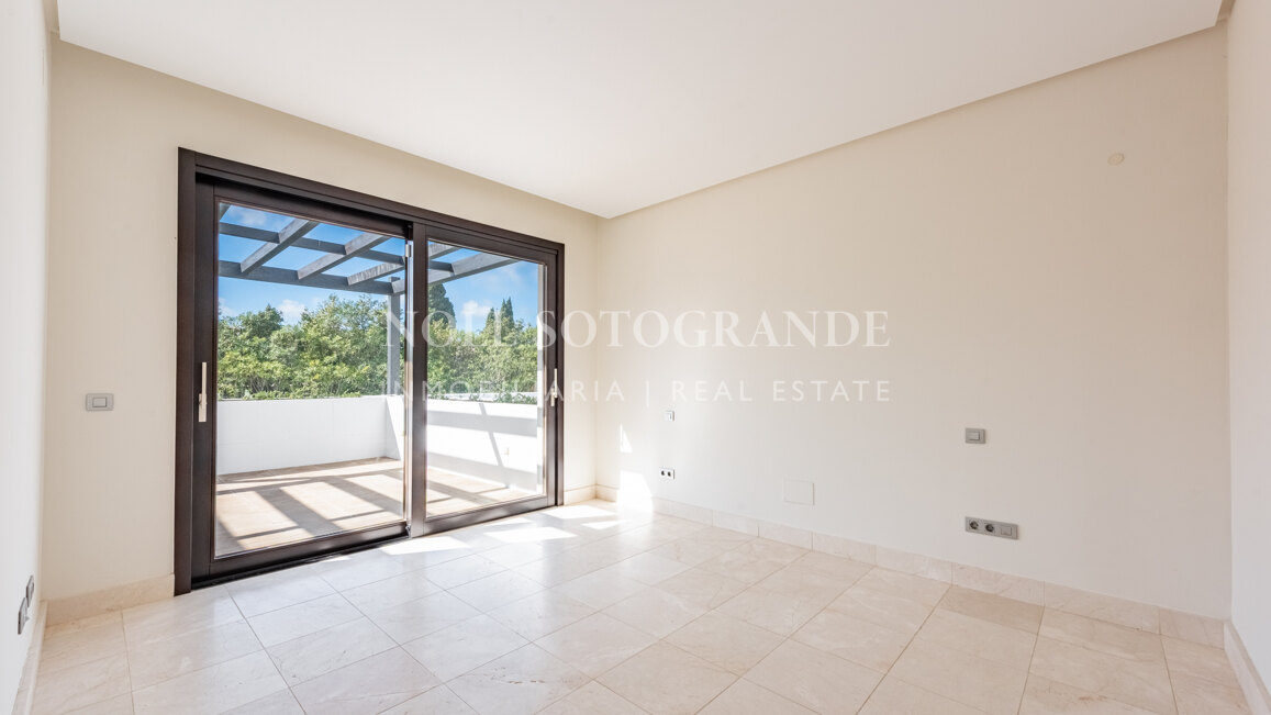 Großes Penthouse unmöbliert zu vermieten in Hacienda Valderrama