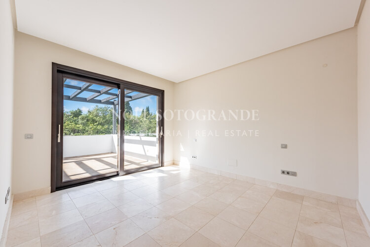 Großes Penthouse unmöbliert zu vermieten in Hacienda Valderrama