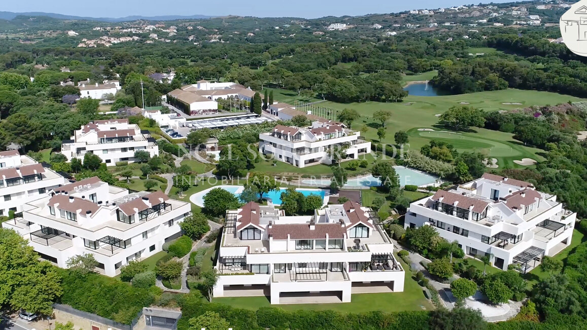 Großes Penthouse unmöbliert zu vermieten in Hacienda Valderrama