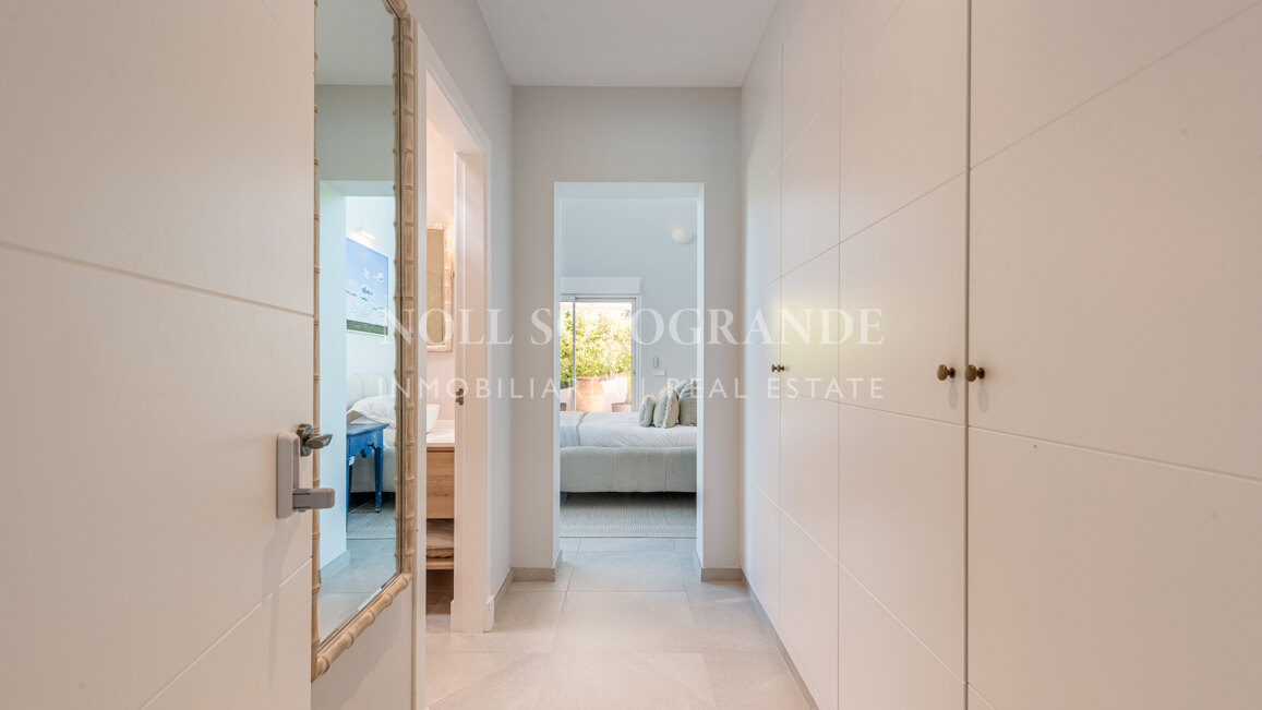Renovierte Villa mit fünf Schlafzimmern und großem Garten in Sotogrande Costa