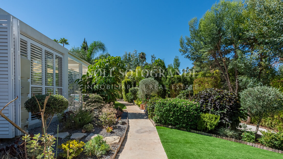 Renovierte Villa mit fünf Schlafzimmern und großem Garten in Sotogrande Costa