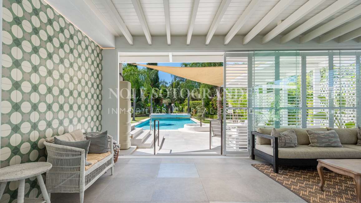 Renovierte Villa mit fünf Schlafzimmern und großem Garten in Sotogrande Costa