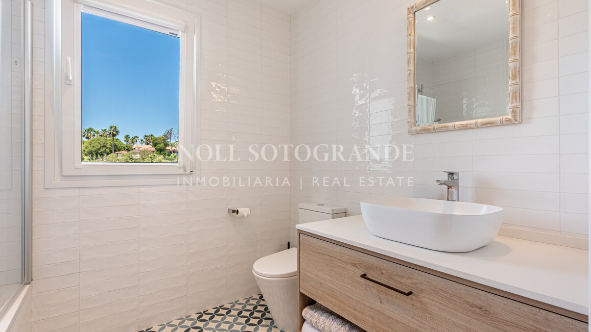 Renovierte Villa mit fünf Schlafzimmern und großem Garten in Sotogrande Costa