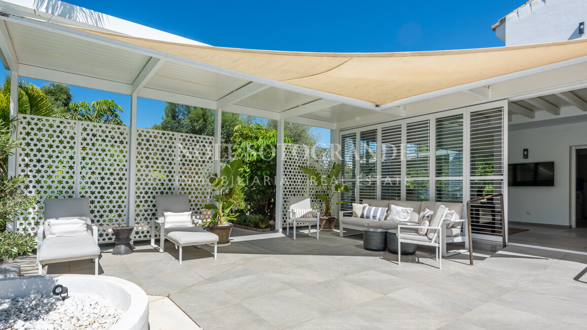 Renovierte Villa mit fünf Schlafzimmern und großem Garten in Sotogrande Costa