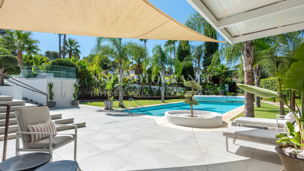 Renovierte Villa mit fünf Schlafzimmern und großem Garten in Sotogrande Costa