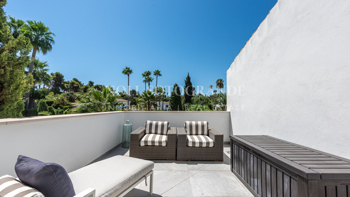 Renovierte Villa mit fünf Schlafzimmern und großem Garten in Sotogrande Costa