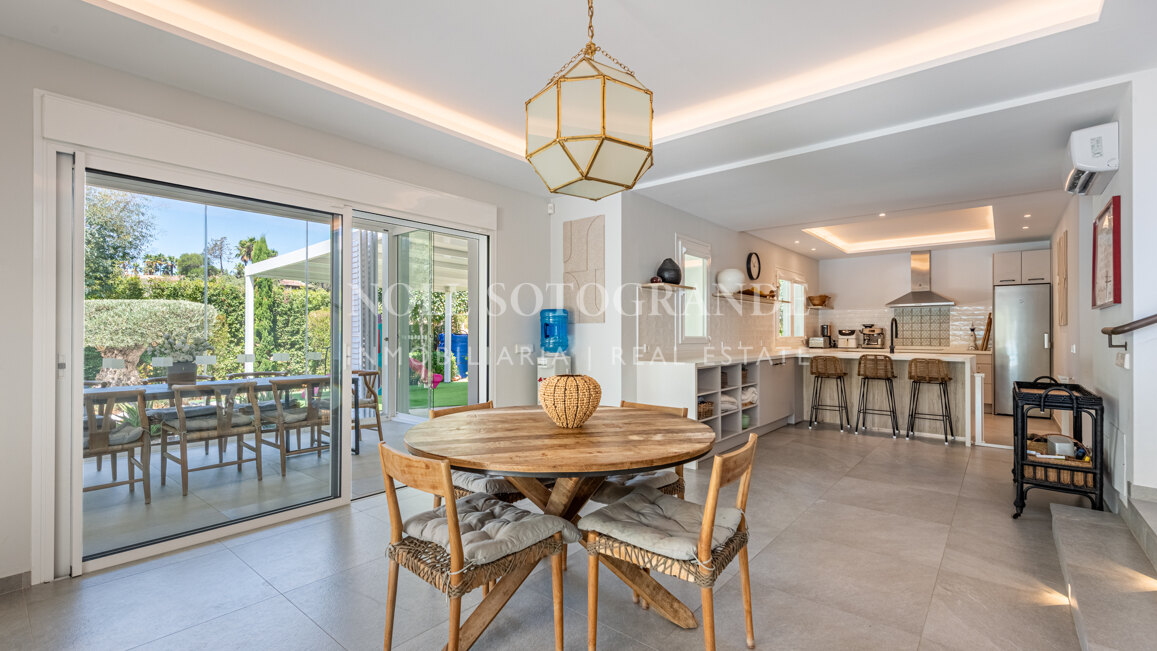 Renovierte Villa mit fünf Schlafzimmern und großem Garten in Sotogrande Costa