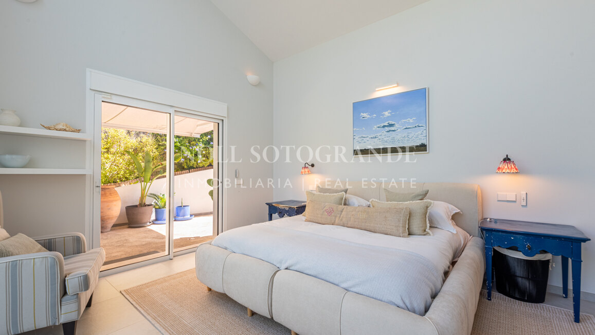 Renovierte Villa mit fünf Schlafzimmern und großem Garten in Sotogrande Costa