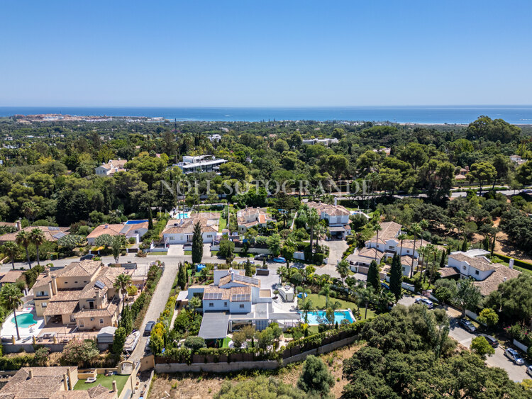 Renovierte Villa mit fünf Schlafzimmern und großem Garten in Sotogrande Costa