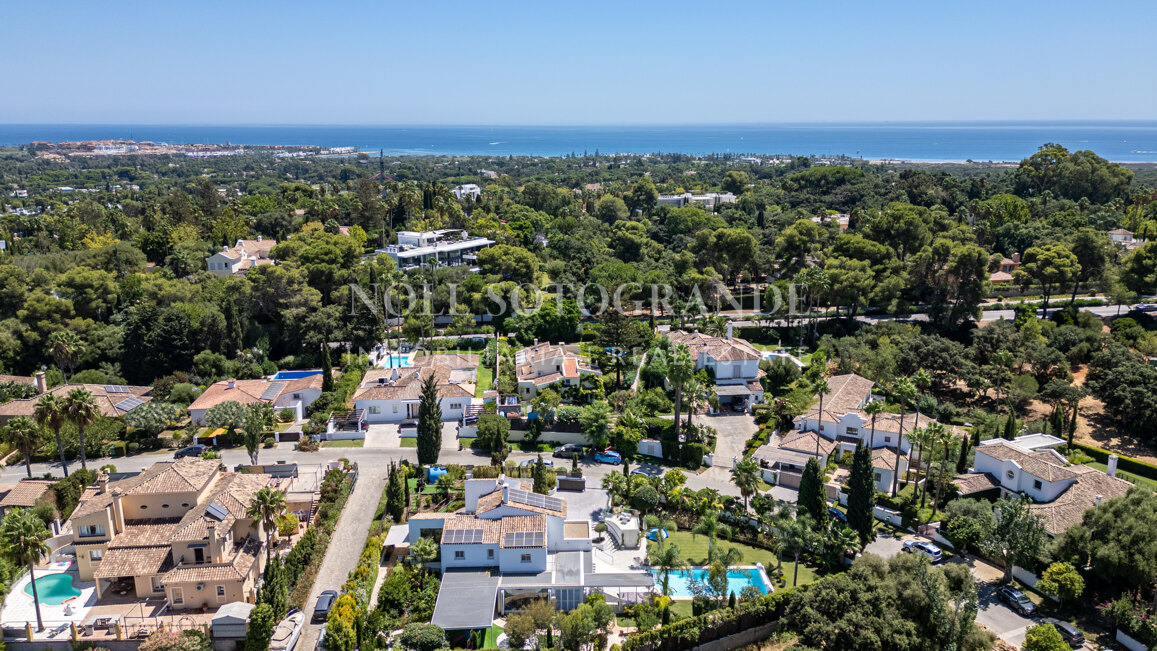 Renovierte Villa mit fünf Schlafzimmern und großem Garten in Sotogrande Costa