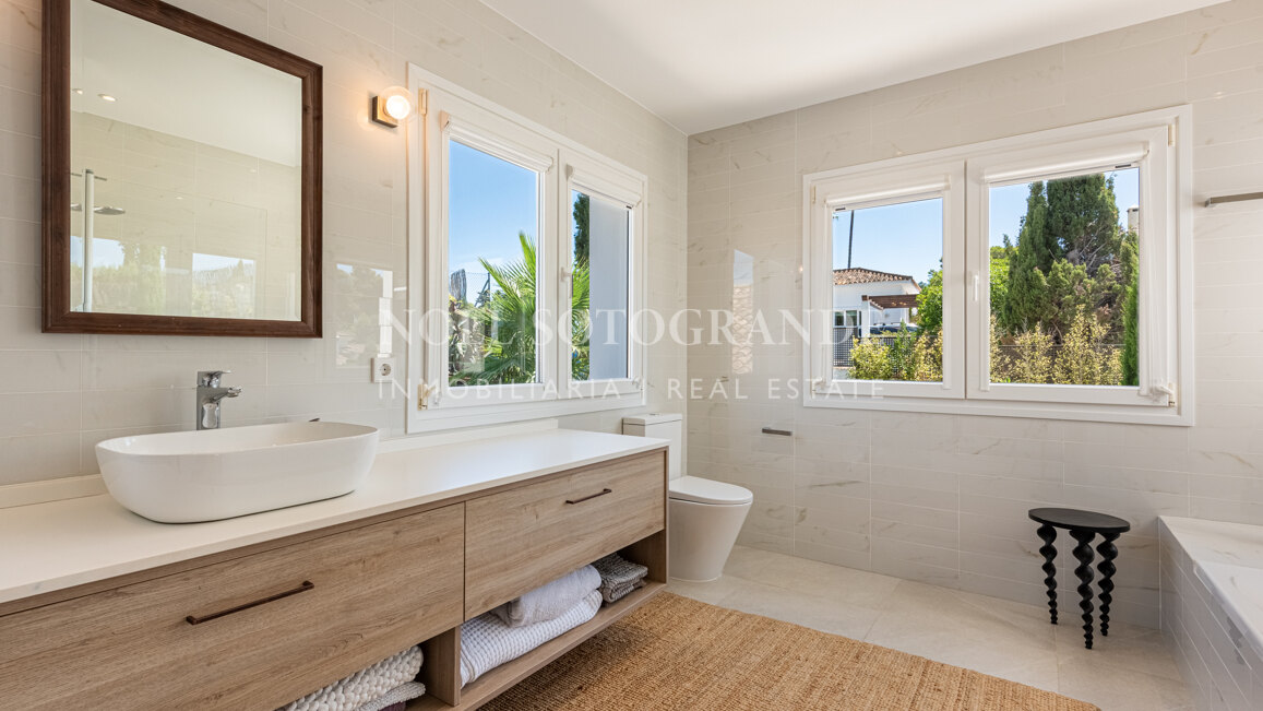 Renovierte Villa mit fünf Schlafzimmern und großem Garten in Sotogrande Costa