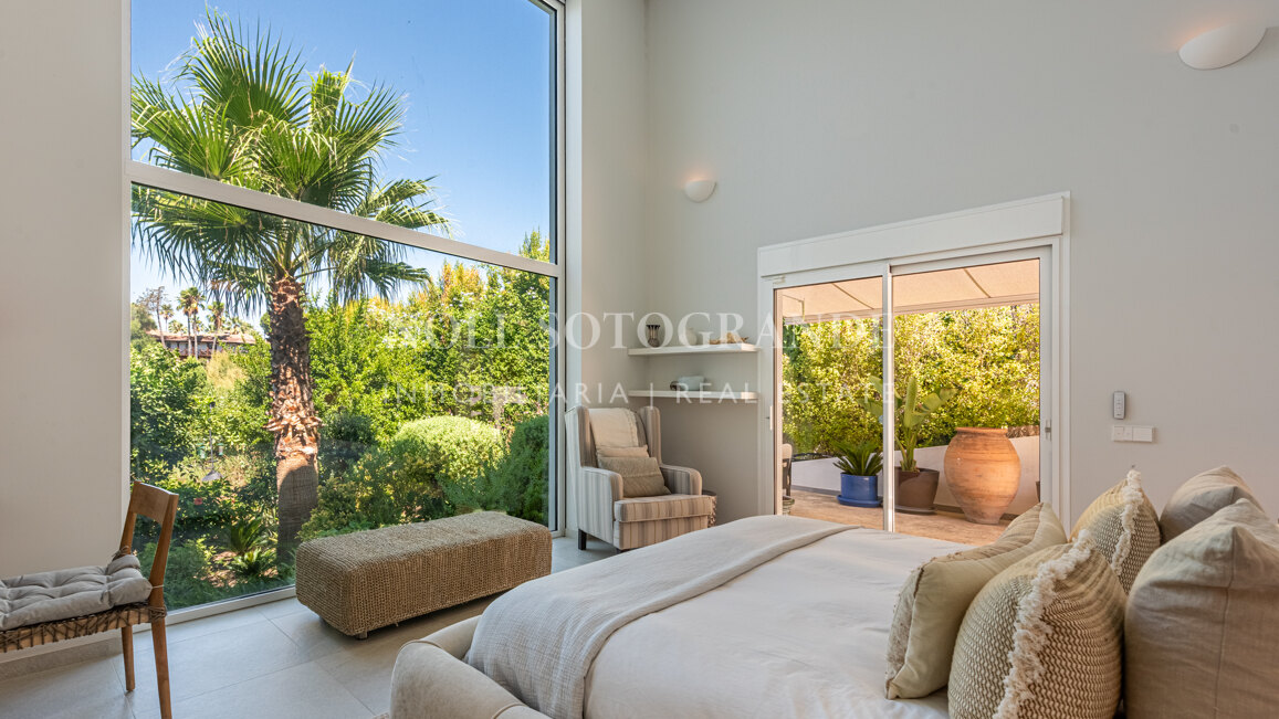 Renovierte Villa mit fünf Schlafzimmern und großem Garten in Sotogrande Costa