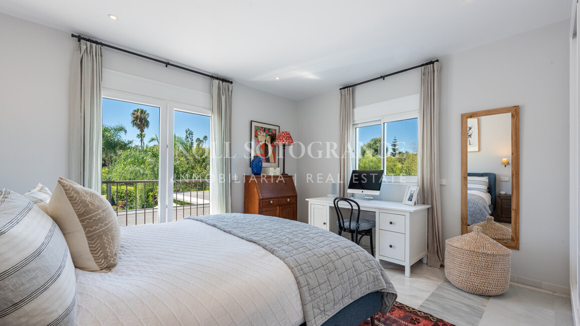 Renovierte Villa mit fünf Schlafzimmern und großem Garten in Sotogrande Costa