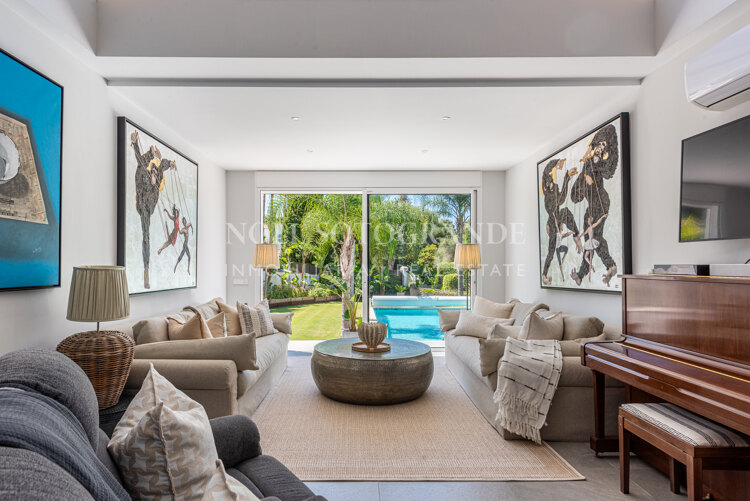 Renovierte Villa mit fünf Schlafzimmern und großem Garten in Sotogrande Costa