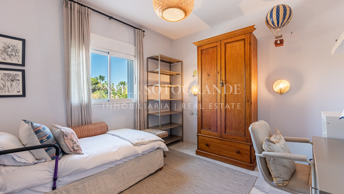 Renovierte Villa mit fünf Schlafzimmern und großem Garten in Sotogrande Costa