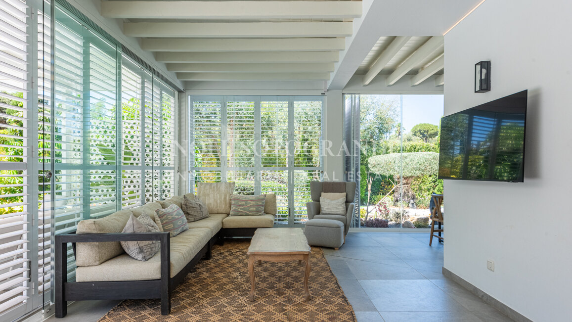 Renovierte Villa mit fünf Schlafzimmern und großem Garten in Sotogrande Costa