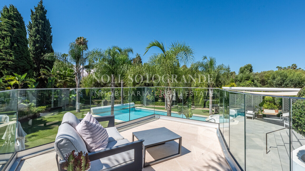 Renovierte Villa mit fünf Schlafzimmern und großem Garten in Sotogrande Costa
