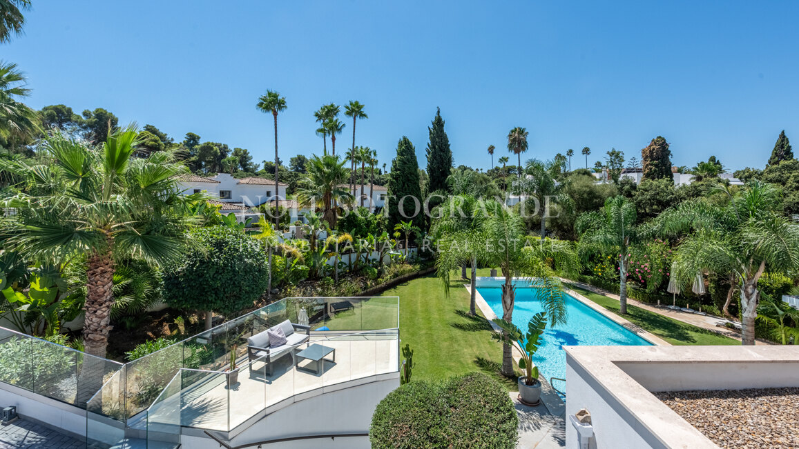 Renovierte Villa mit fünf Schlafzimmern und großem Garten in Sotogrande Costa