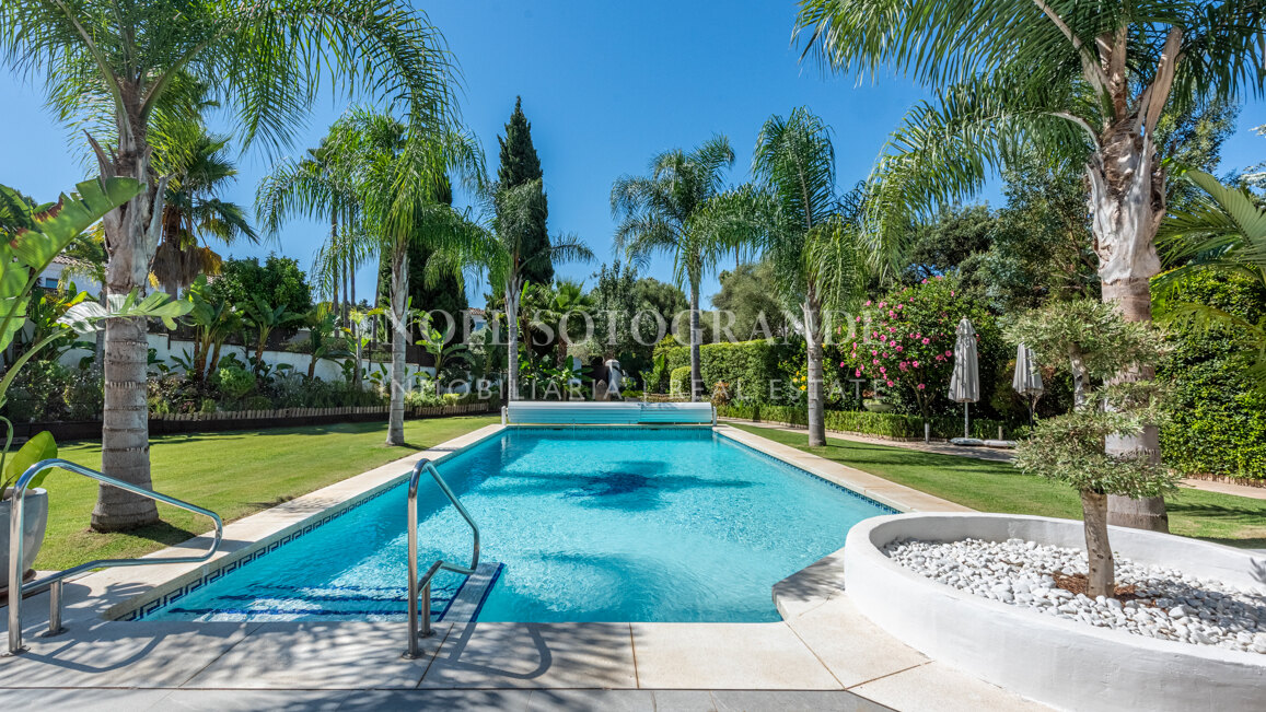 Renovierte Villa mit fünf Schlafzimmern und großem Garten in Sotogrande Costa
