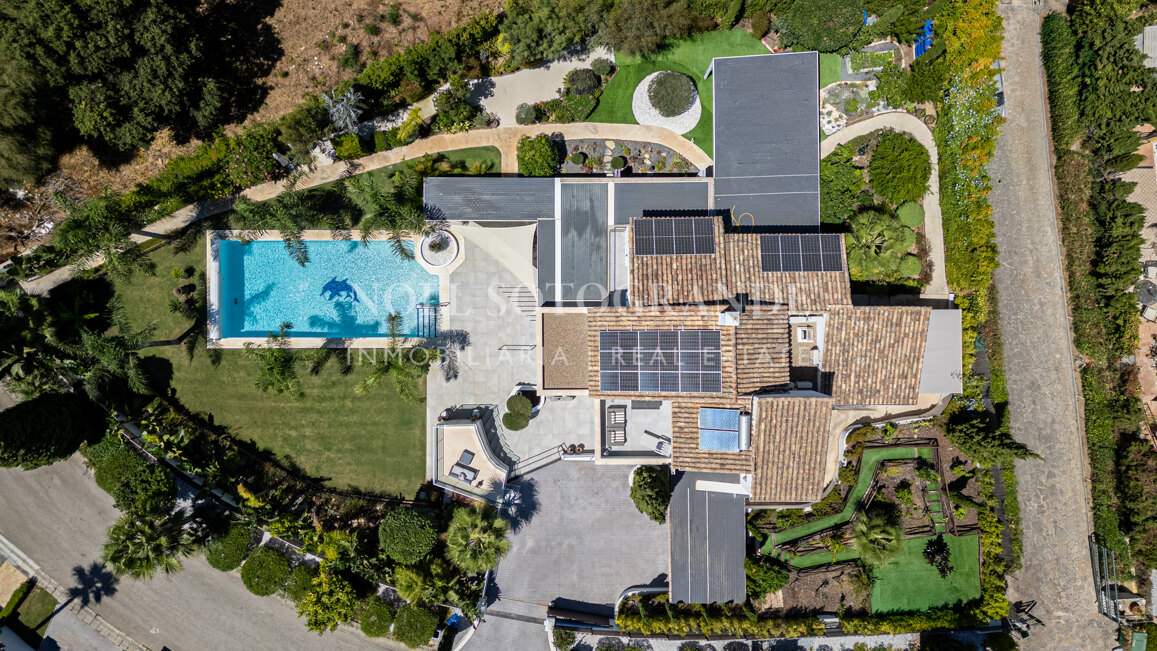 Renovierte Villa mit fünf Schlafzimmern und großem Garten in Sotogrande Costa