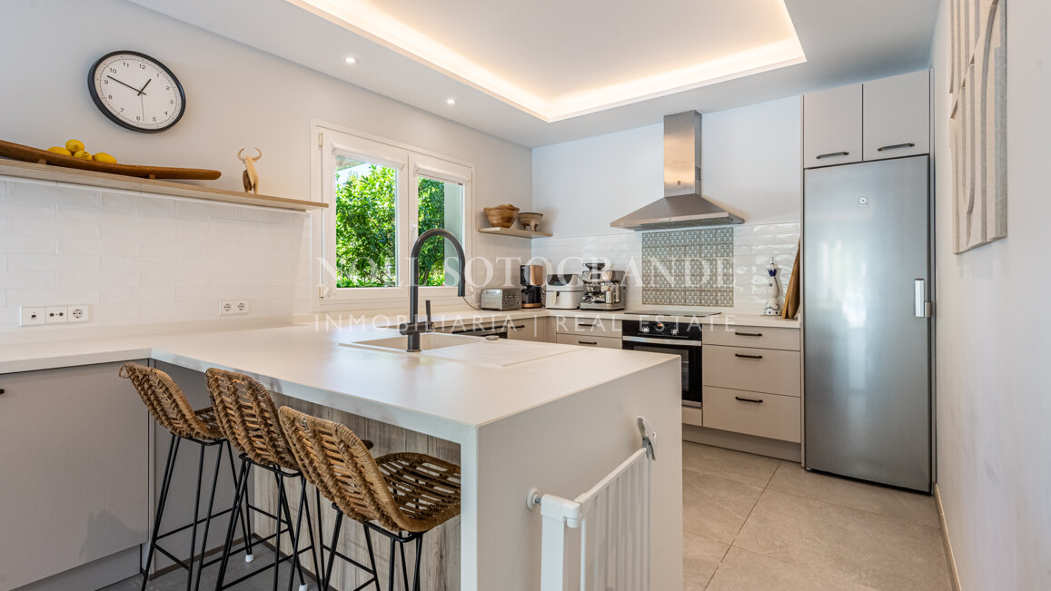 Renovierte Villa mit fünf Schlafzimmern und großem Garten in Sotogrande Costa