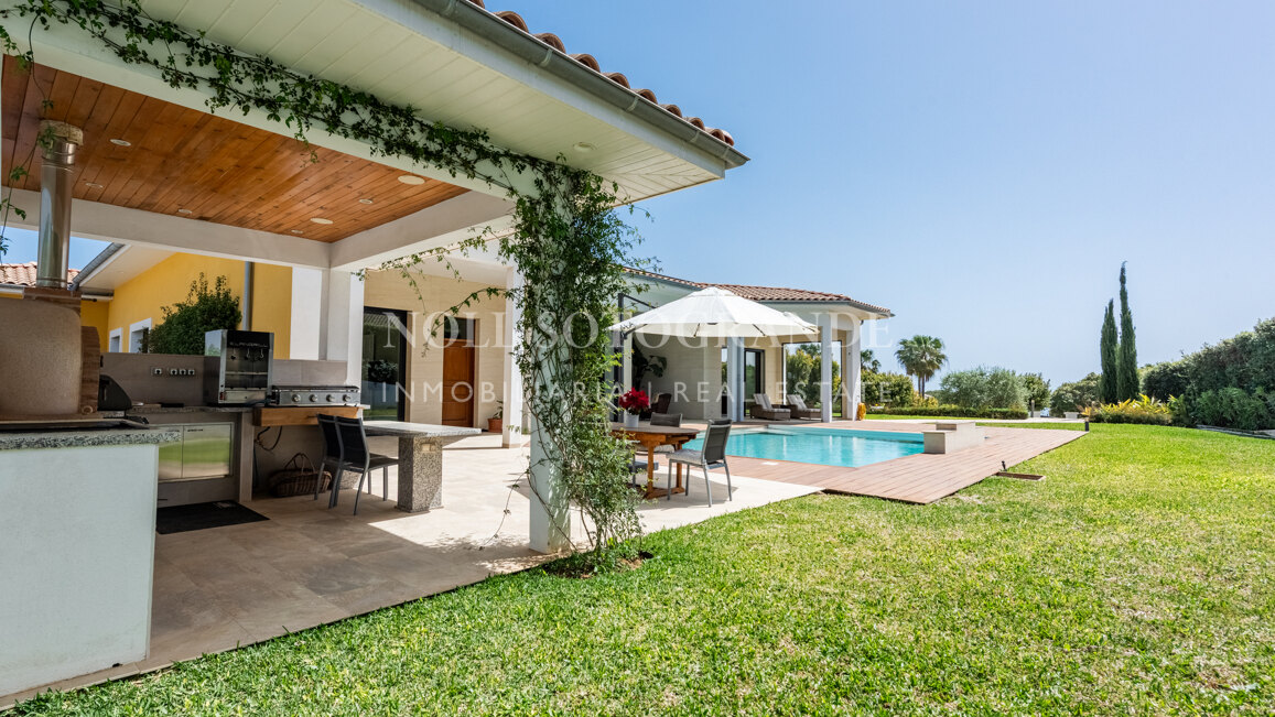 American-style open-plan layout Bungalow in Sotogrande Alto for sale