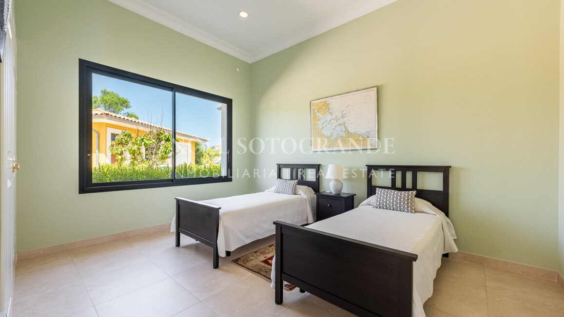 American-style open-plan layout Bungalow in Sotogrande Alto for sale