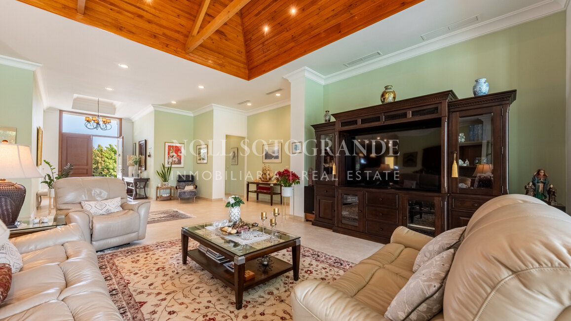 American-style open-plan layout Bungalow in Sotogrande Alto for sale