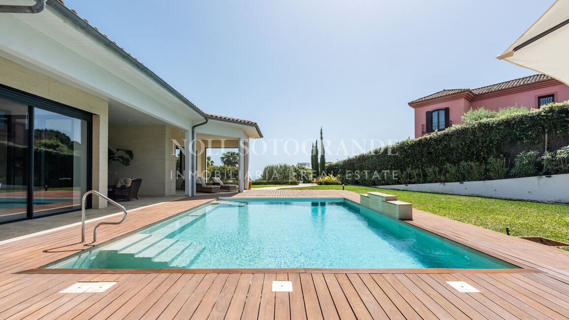 American-style open-plan layout Bungalow in Sotogrande Alto for sale