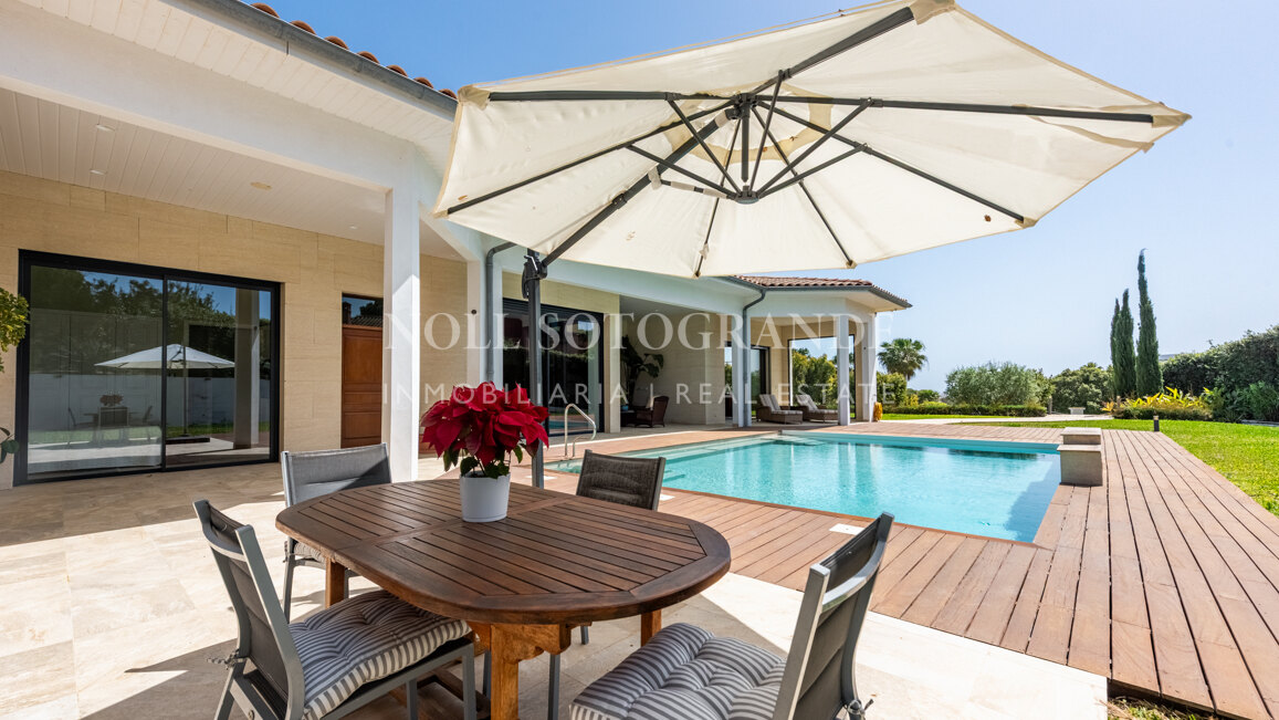 American-style open-plan layout Bungalow in Sotogrande Alto for sale