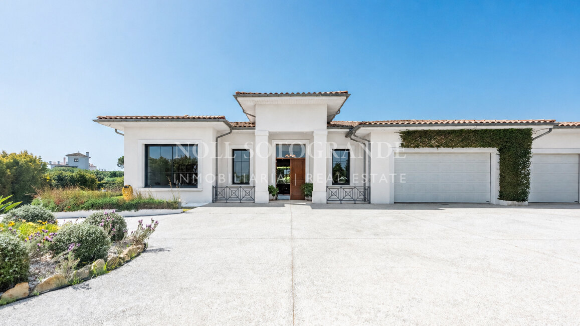 American-style open-plan layout Bungalow in Sotogrande Alto for sale