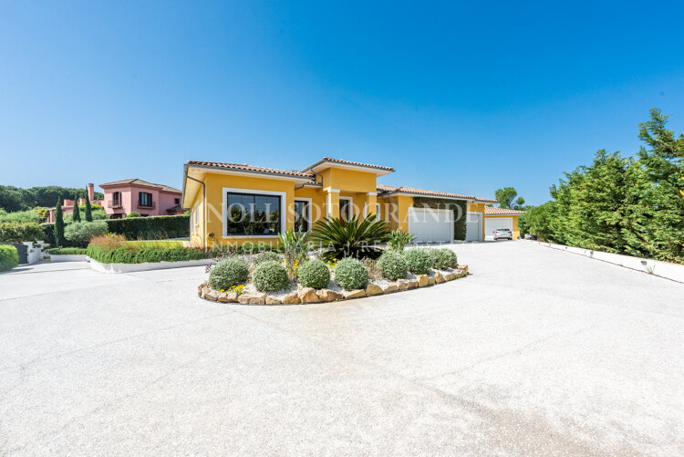 American-style open-plan layout Bungalow in Sotogrande Alto for sale