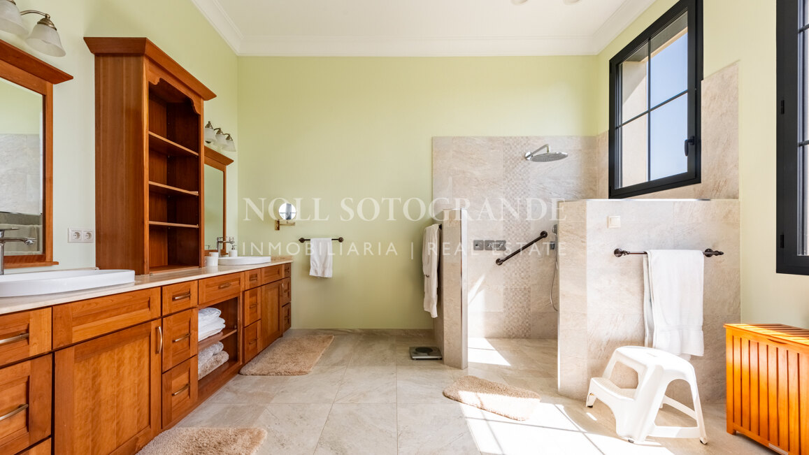 American-style open-plan layout Bungalow in Sotogrande Alto for sale